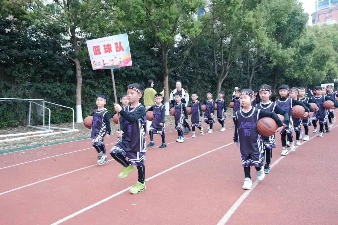 如何通过传球训练增强团队默契?_1